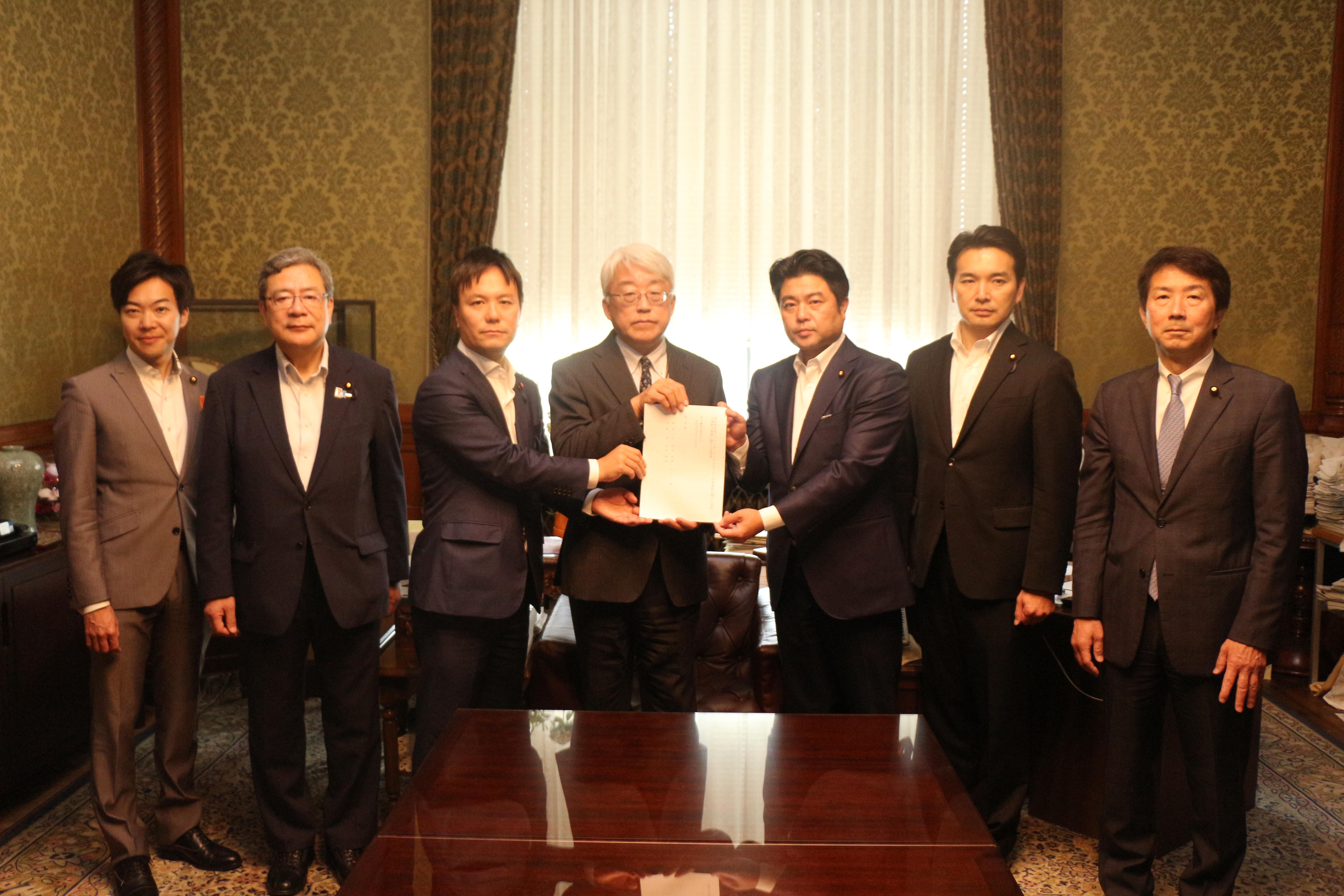 トランスジェンダーまたはノンバイナリーであることを認識する