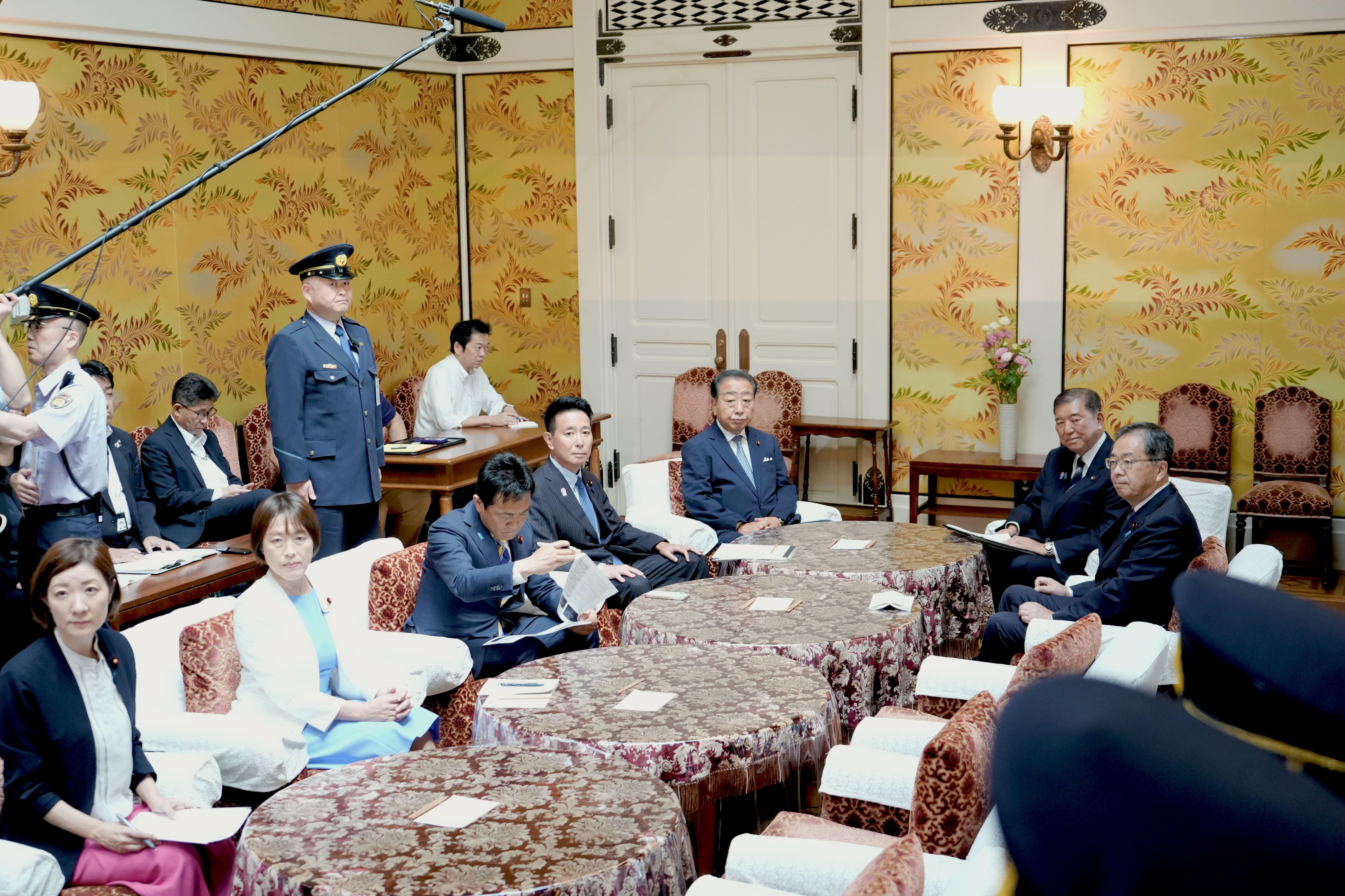 2025年7月25日(金)「与野党党首会談」に前原誠司共同代表が出席しました