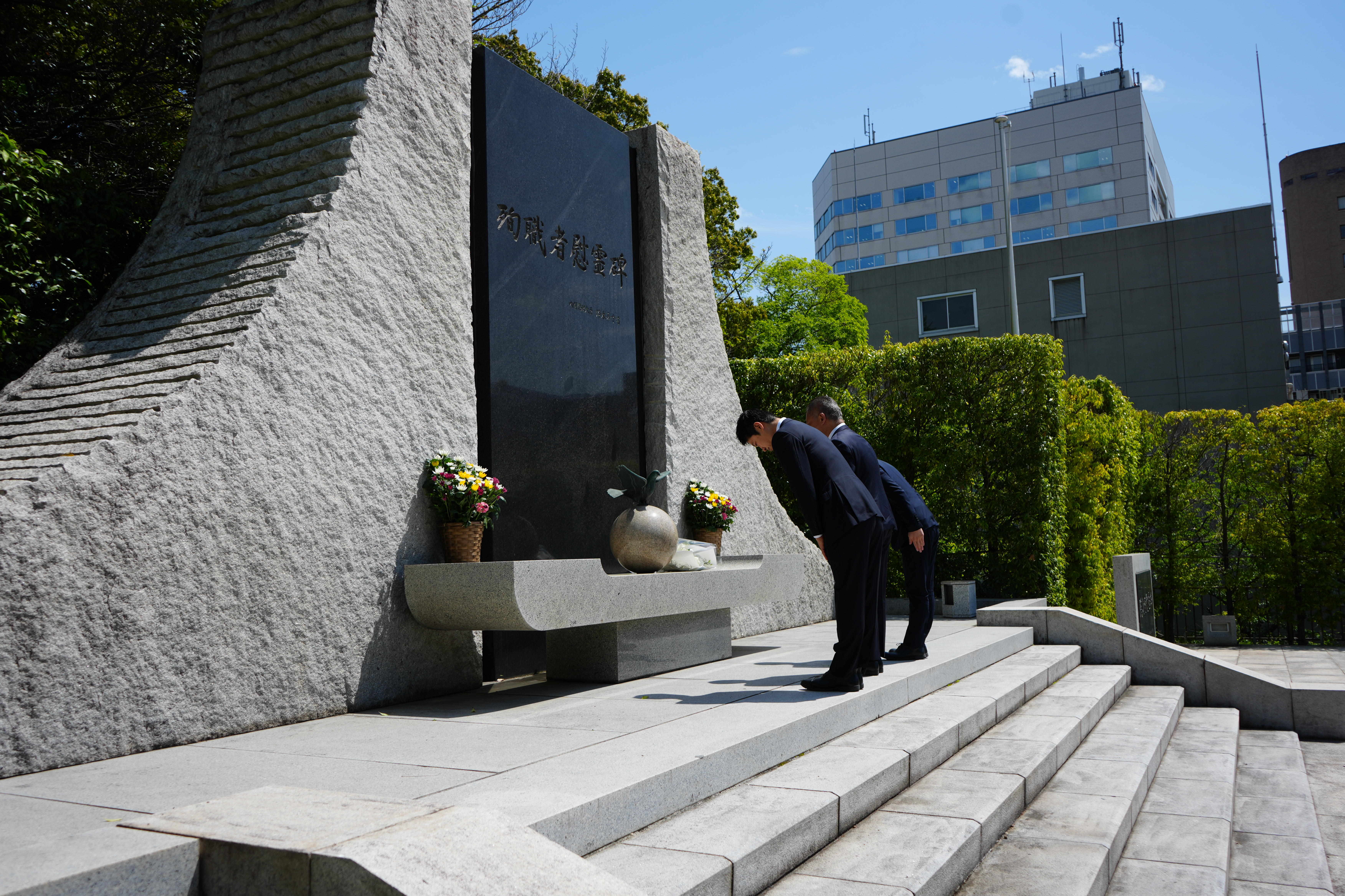 自衛隊殉職者慰霊碑に献花しました