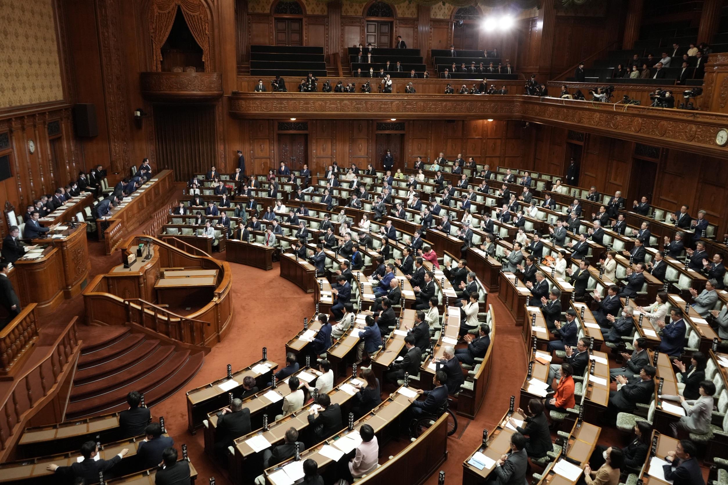 参議院本会議にて本年度の予算が可決されました