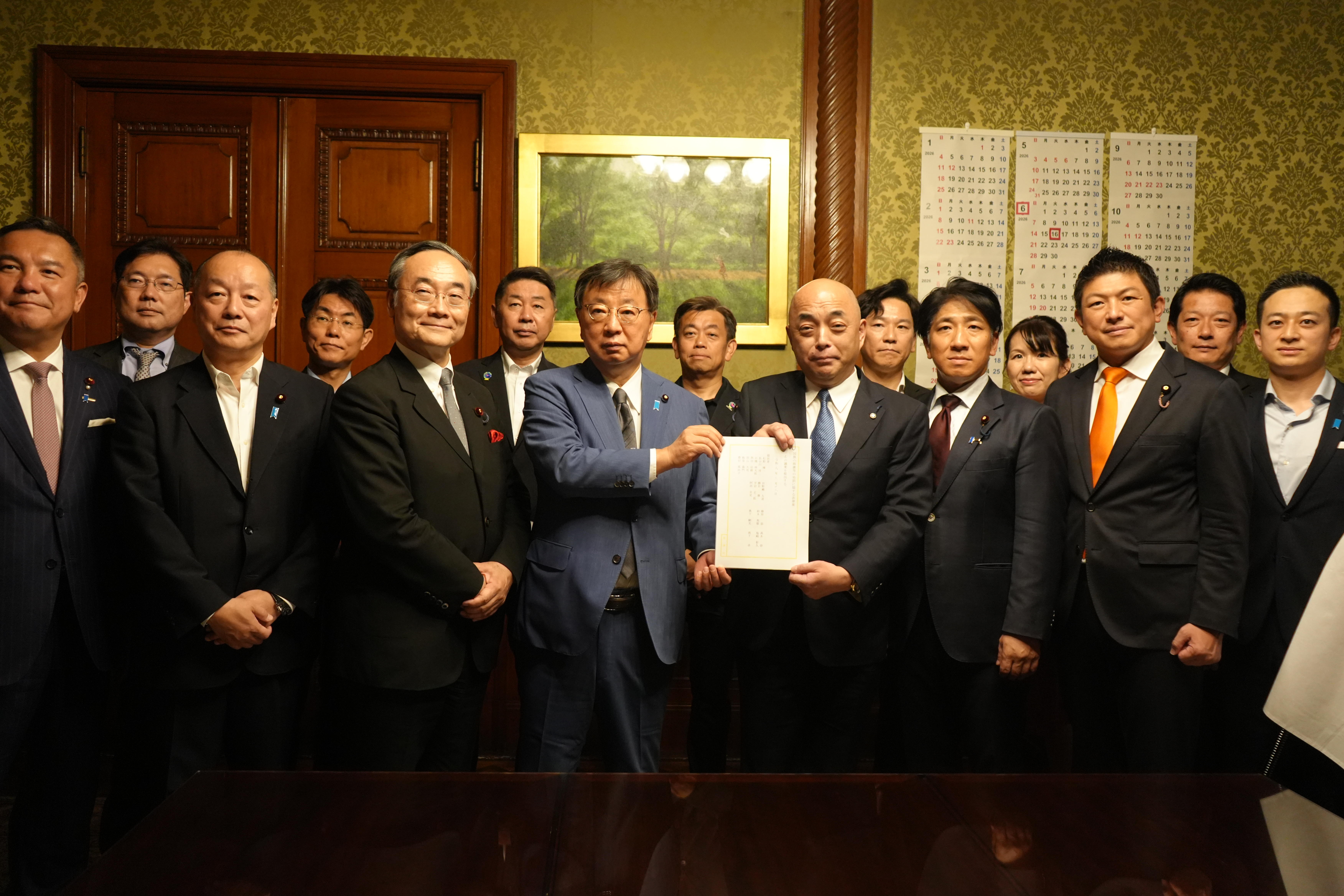 国旗の損壊等の処罰に関する法律案を提出しました